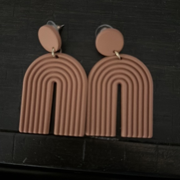 Brown U shape / arch textured earrings - Picture 8 of 8